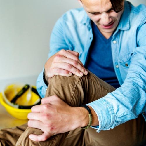 Abogado en San Bernardo orientando a empleado tras accidente laboral en su trabajo.
