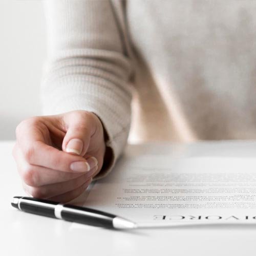 Abogado laboral en San Bernardo explicando condiciones de contrato indefinido