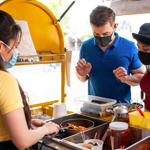 Inspectores municipales en San Bernardo controlando comercio ambulante en calles.