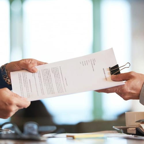 Trabajador en San Bernardo recibiendo apoyo legal para cobrar indemnización