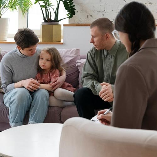 Familia en proceso de mediación legal con abogado en San Bernardo