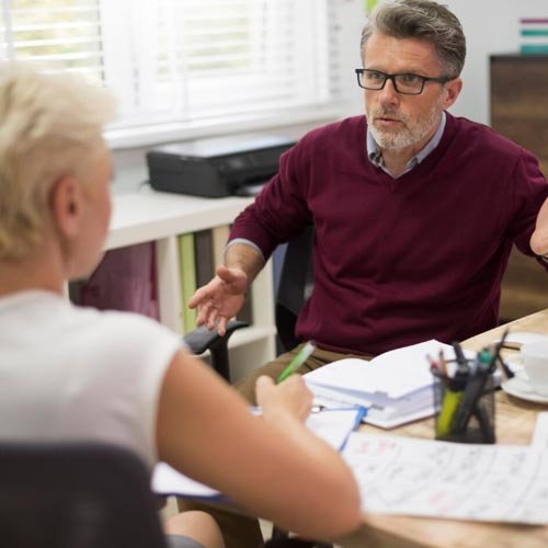 Contribuyente con apoyo legal en San Bernardo realizando reclamo ante el SII