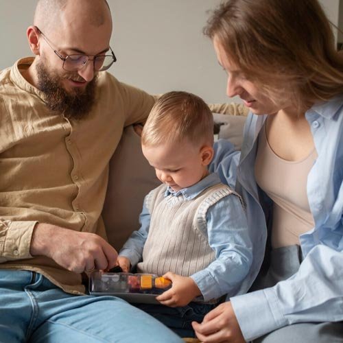 Padres conversando con abogado sobre tuición compartida en San Bernardo